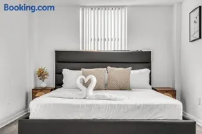 North Miami 2BR with Pool and Free Parking - Image 4