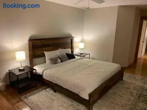 Newly Updated Grand Cabin Retreat Close to All - Image 4