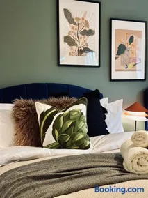 Stylish 3 Bedrooms-Free Parking-Sleeps 8 - Image 3