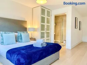 3-BDR with Balcony and 7 AC Studio Apartments in Marylebone near Regents Park & Baker St by Staylio London - Image 3