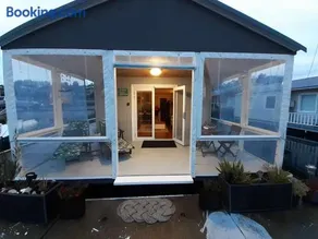Elegant and scenic floating boat house - Image 2