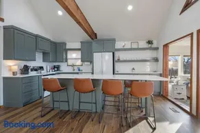 Sunset Ridge-Family Friendly Lake View Seclusion - Image 4
