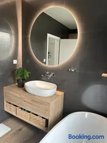 Moderny luxusny domcek s vyhladom na zamok - Image 4