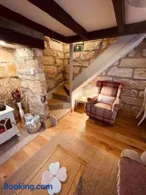 Cosy 400yr old Cottage, Flowergate, Whitby, Sleeps 6 - Image 2