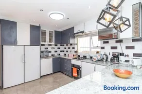 Charming 2-Bedroom in Joburg - Image 2