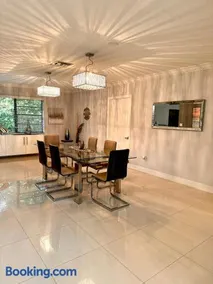Modern Miami Oversized 3 Bedroom in Central Location - Image 5