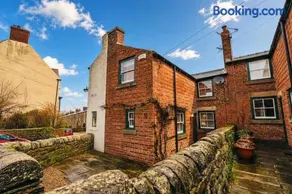 Cosy 2-Bed Cottage with Log-Burner and Garden - Image 2