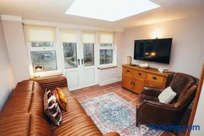 Cosy 2-Bed Cottage with Log-Burner and Garden - Image 3
