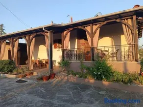 Red Roses-Traditional House - Image 5