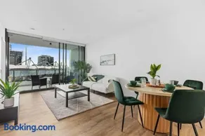 Walk to The Gabba with Rooftop Pool & Secure Carpark with Beautiful City Views - Image 1
