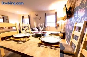 Chester City Studios with River Views and Parking by Rework Accommodation - Image 2