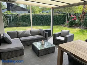 Bungalow near beach with large private garden - Image 2
