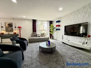 Charming 3BR Beverly Retreat with Large Private Backyard Bedford - Image 2