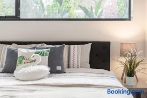 King bed Apt Study Homebush Sleeps 3 - Image 3
