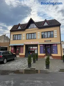 Castle View Apartments - Image 2
