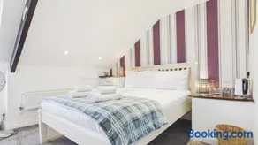 8 Coach House - Eaves Room - Tenby - Image 1