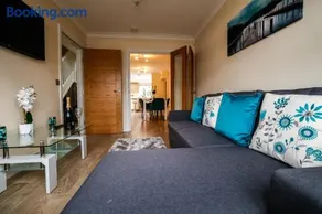Central Windsor Stunning 4 Bedroom Spacious Modern House - Image 4