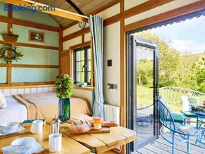 The Mallard Shepherd's Hut with Hot Tub - Image 3