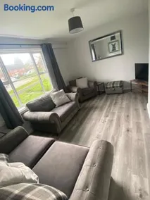 Spacious & modern 3 bed house - Image 3