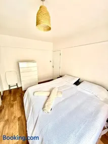 Spacious Private Room in Vibrant Near Selhurst Park stadium - Image 5