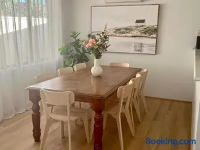 Modern Stay in Armadale - Image 1