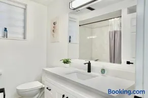 Convenient & Cozy 8 Beds Home - Prime Location with 4 Free Parking - Image 2
