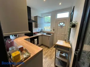 Contemporary & Chic inner terrace 5 mins from Barnsley town centre - Image 4