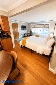 Chicago OHare Modern Hotel Style Stay w parking - Image 3