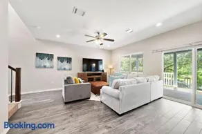 Beautiful home with lake views and in-ground pool - Image 4