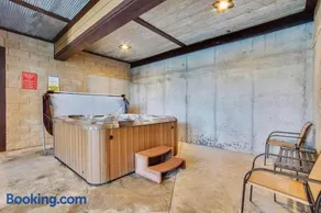 Penthouse Lakeview Haven - Image 3
