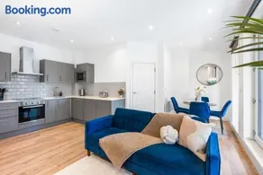 Coulsdon Executive Penthouse 2 Bed with Balcony - Image 4