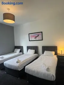 4 BR, Large & Modern Private House Central Location - Image 3