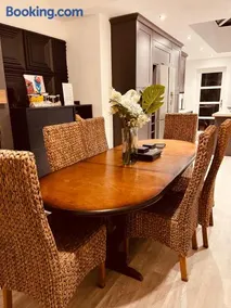 Spacious 5 Bedroom Home in Central Kidderminster with Private Parking and Electric Vehicle Facilities, Easy Access to Birmingham and Nearby Towns - Image 1