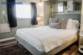 Tiny Home Built For A King - Image 2