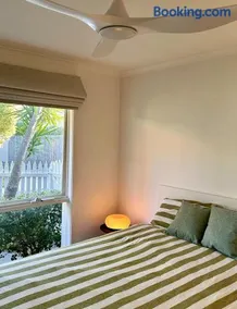 Melbourne 2 bedroom Bayside Retreat with bathtub- Near Westfield Shopping Center-Free Parking - Image 5