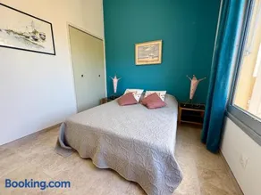 Apartment with sea view and pool at Pramousquier - Image 4