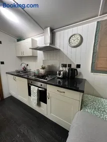 Evergreen hut - Image 4