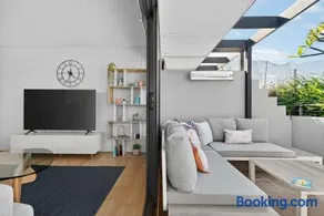 Redfern Penthouse - Stunning CBD views and Parking - Image 2