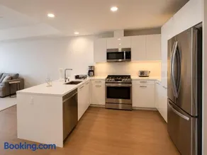 1 BED Apartment in KoreanTown with a View of DTLA - Image 4