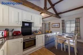 Brampton Holiday Homes - The Mews Apartment, Brampton Town Centre, Hadrians Wall - Image 4