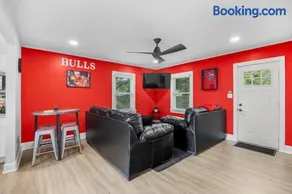 Half Off Prices! 2 Miles to Downtown Front Street! Free Parking! - Image 2