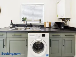 2 Bedroom House in Port Talbot with Parking, Ideal for Contractors - Image 4