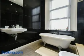 Modern Suite Blackburn - Image 2