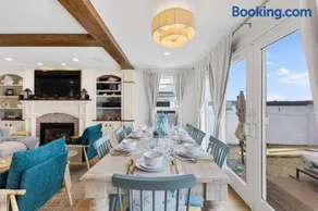 Luxury Waterfront Home Perfect for Family - Image 4