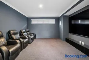 Luxury Waterfront 5-Bed Family Home Near Mandurah - Image 2