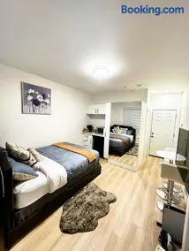 Quiet Private Room Victoria - PS5, Fast WiFi, Parking - Image 2
