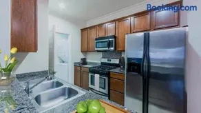Holiday in LA - 1br with Free parking, Laundry, Pool - Image 5