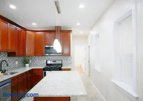 Newly Renovated Guest Rooms near Transportation - Image 4