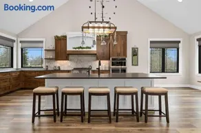 Luxury Modern Lodge Near Fort Wayne with River Views - Image 4