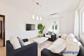 APARTMENT MARCELA SUTIVAN - large two-bedroom apartment with two bathrooms - excellent location right by the town center and the beach - parking space provided - panoramic view of the sea and the town - Image 2